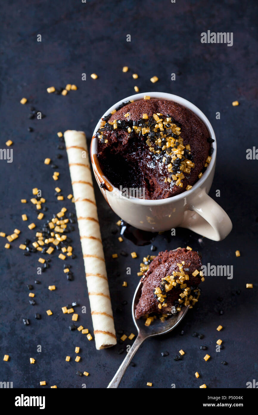 Tazza di cioccolato torta con salsa al cioccolato e granuli di zucchero Foto Stock