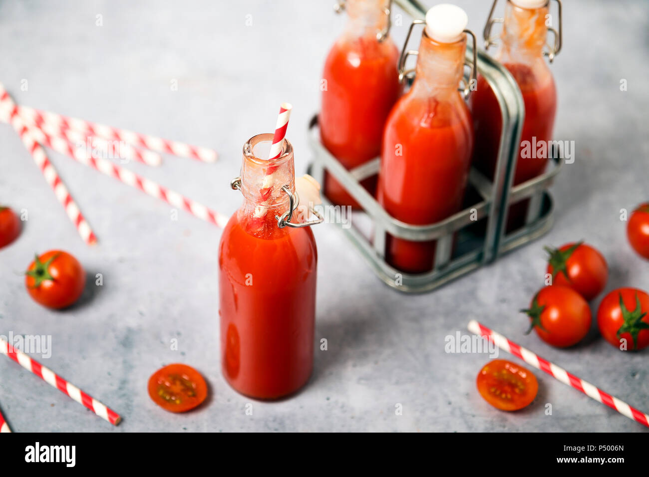 In casa di succo di pomodoro in swing top bottiglie Foto Stock