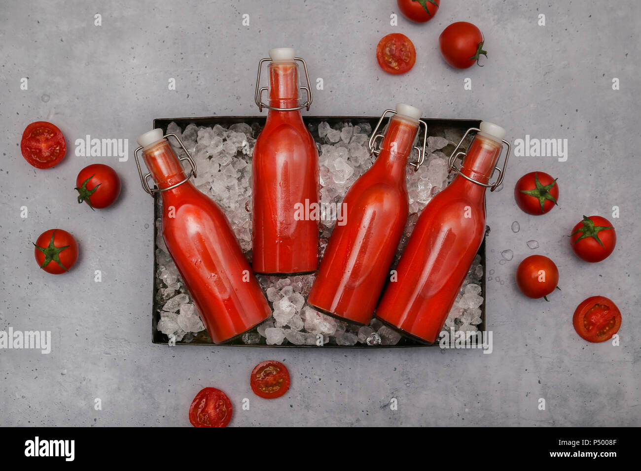 Ice-raffreddata in casa di succo di pomodoro in swing top bottiglie Foto Stock