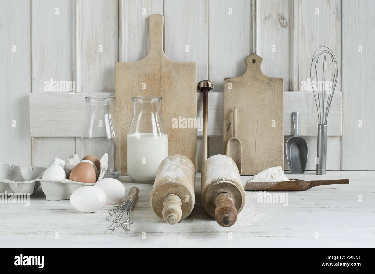 Utensili da cucina, mattarello, frusta, pala, taglieri, le uova, la ... Utensili da cucina, mattarello, frusta, pala, taglieri, le uova, la ...