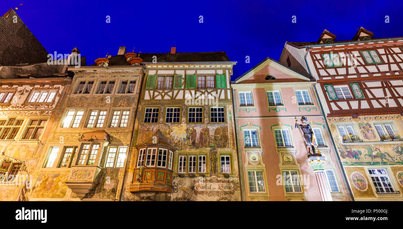 La Svizzera, Stein am Rhein, città vecchia, case storiche a piazza Municipio, dipinti ad affresco, blu ora Foto Stock