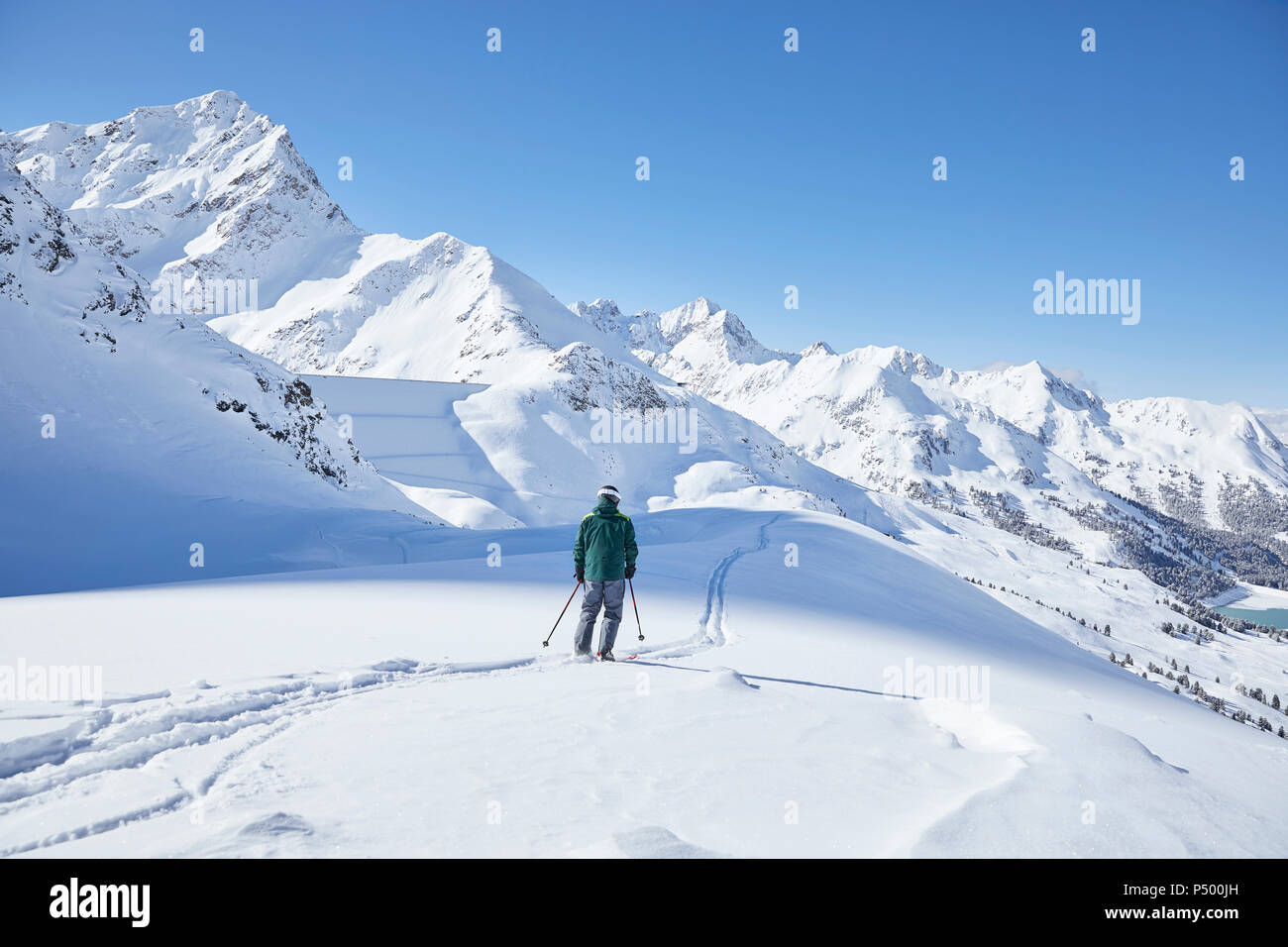 Austria, Tirolo, Kuehtai, sciatore nel paesaggio invernale Foto Stock