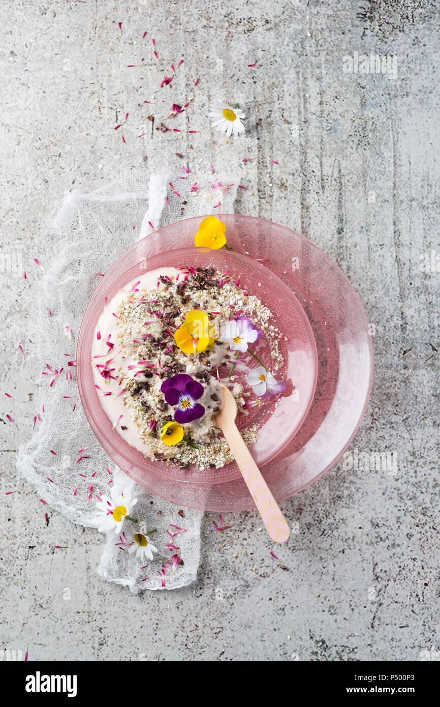 Lo yogurt naturale con semola di grano saraceno, fiori commestibili e cacao naselli Foto Stock