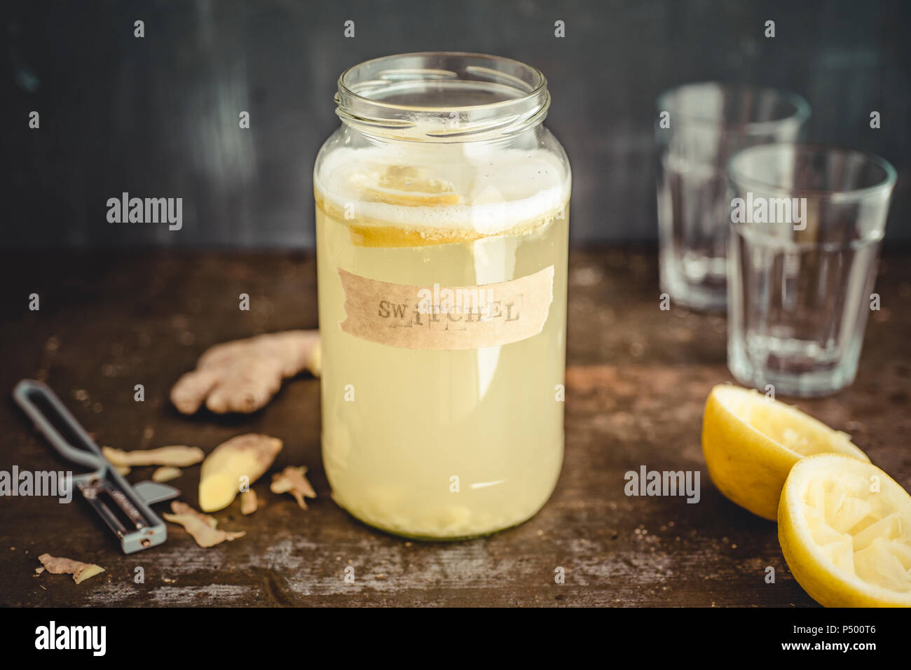 Switchel, fatti in casa da bere con lo zenzero, aceto di mele, miele e limone Foto Stock