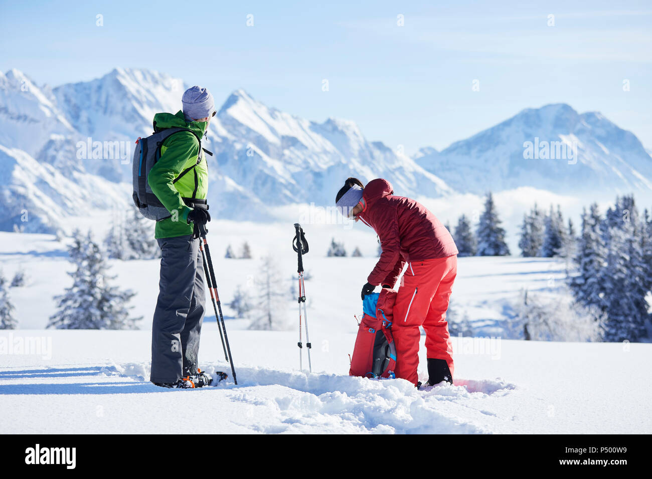 Austria, Tirolo, escursionisti con racchette da neve Foto Stock