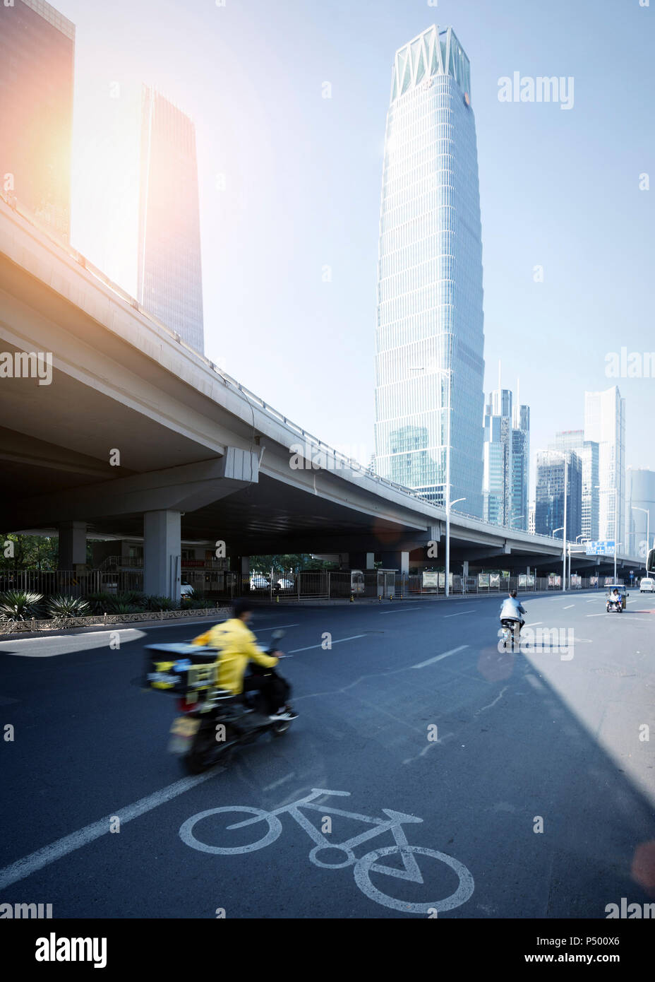 Cina, Pechino, edificio alto e il traffico su strada Foto Stock