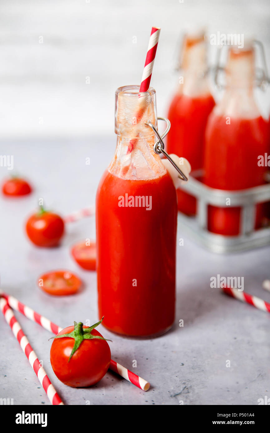 In casa di succo di pomodoro in swing top bottiglia Foto Stock