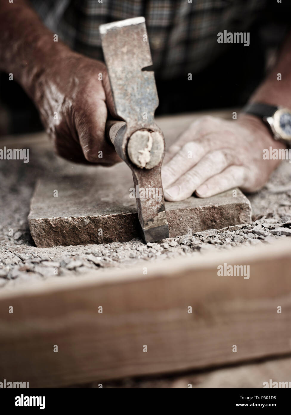 Scalpellino lavorando su pietra con un martello Foto Stock