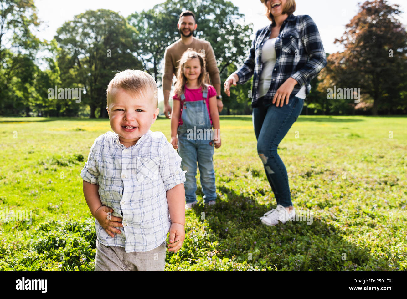 La famiglia felice in un parco Foto Stock