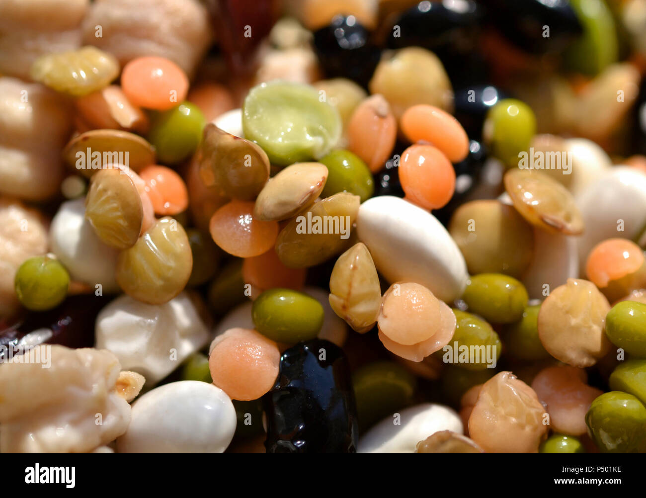 Bianco di grano e fagioli neri, arancione lenticchie, ceci verdi Foto Stock