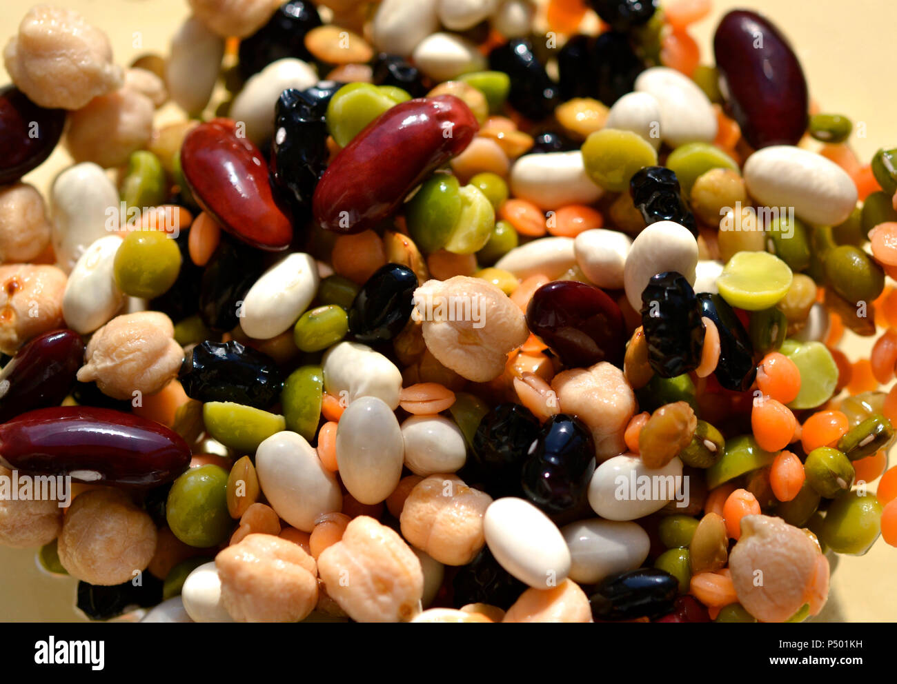 Bianco di grano e fagioli neri, arancione lenticchie, ceci verdi Foto Stock