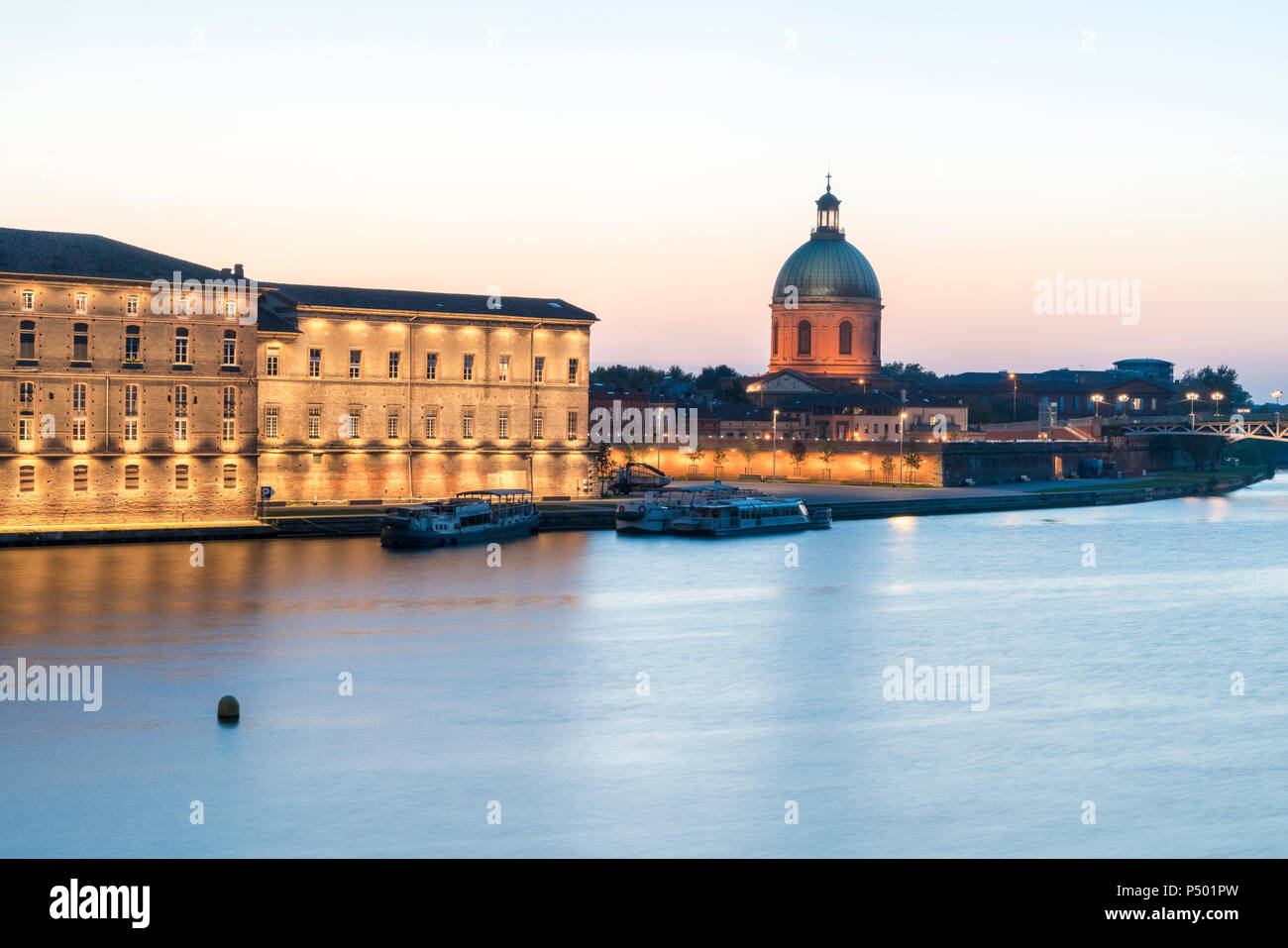 Francia, Haute-Garonne, Toulouse, fiume Garonne, Museo di medico e di Chapelle Saint-Joseph de la tomba di sera Foto Stock