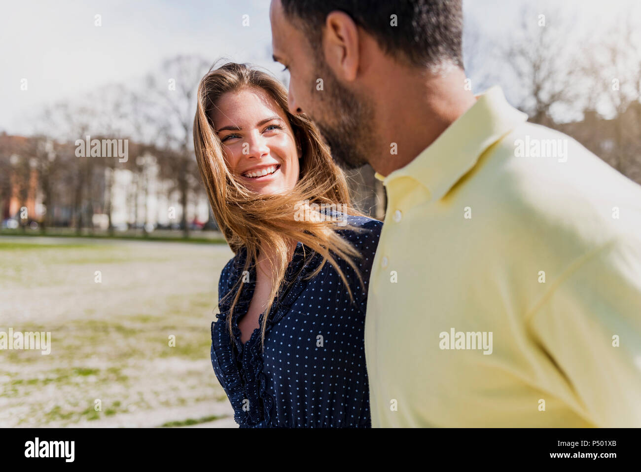 Coppia felice in una passeggiata Foto Stock