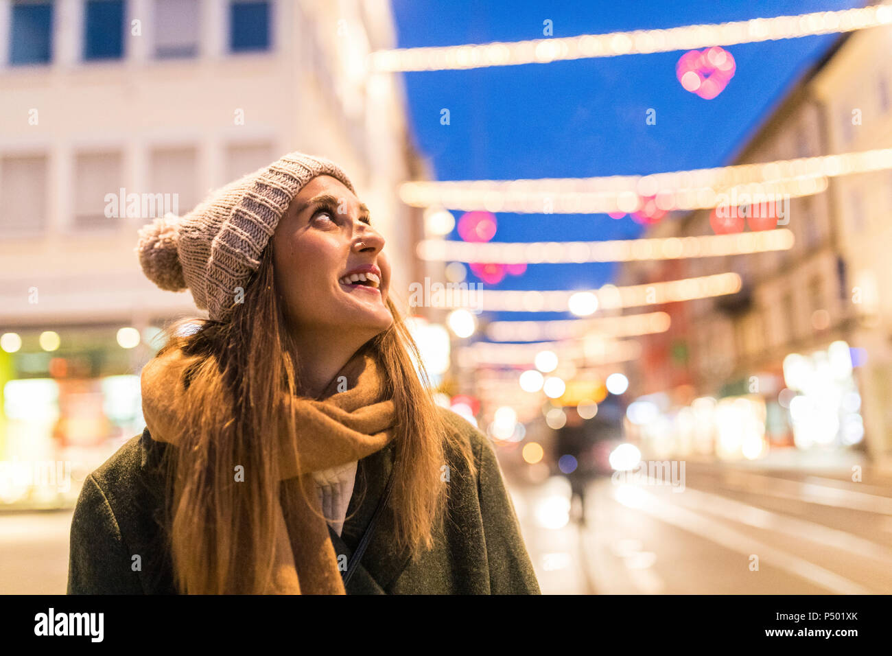 Contenuto giovane donna sulla strada a tempo di Natale Foto Stock