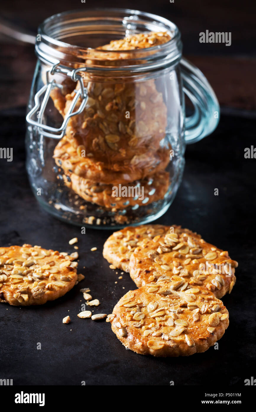 Granola cookies sul terreno scuro Foto Stock
