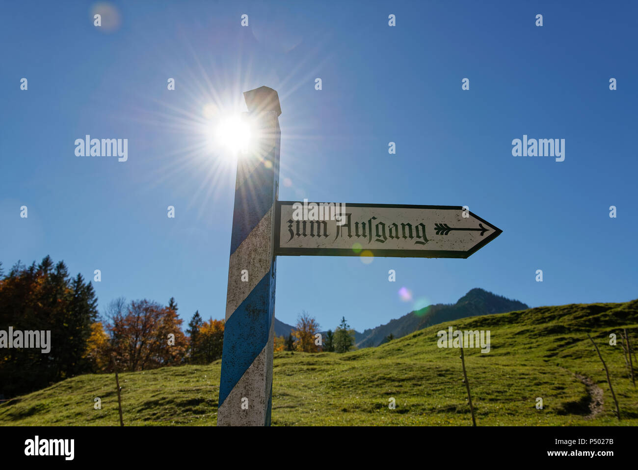 In Germania, in Baviera, Baviera, segno post, uscita dell'aria aperta mseum contro il sole Foto Stock