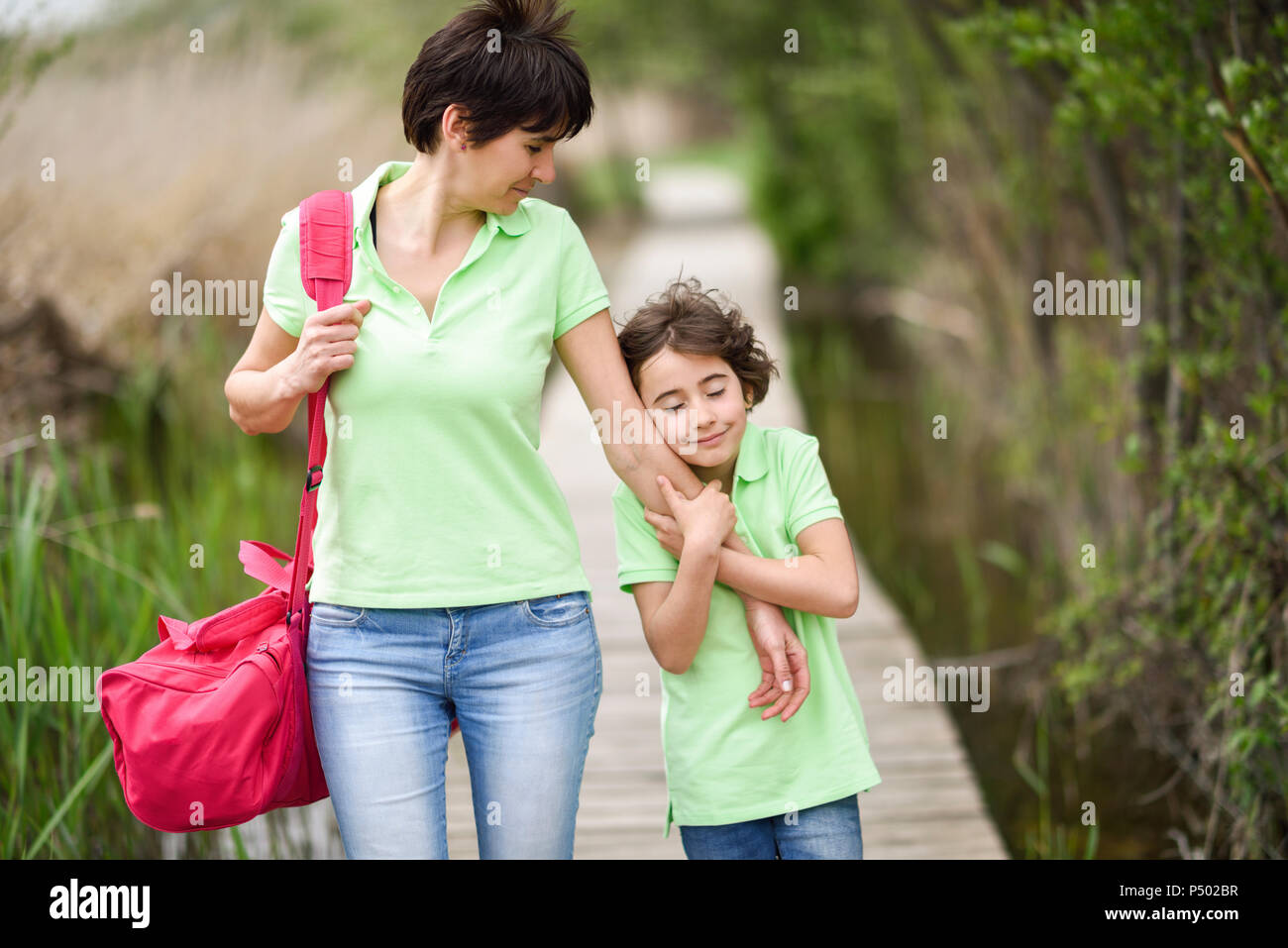 Madre e figlia affettuosa passeggiate sul lungomare Foto Stock