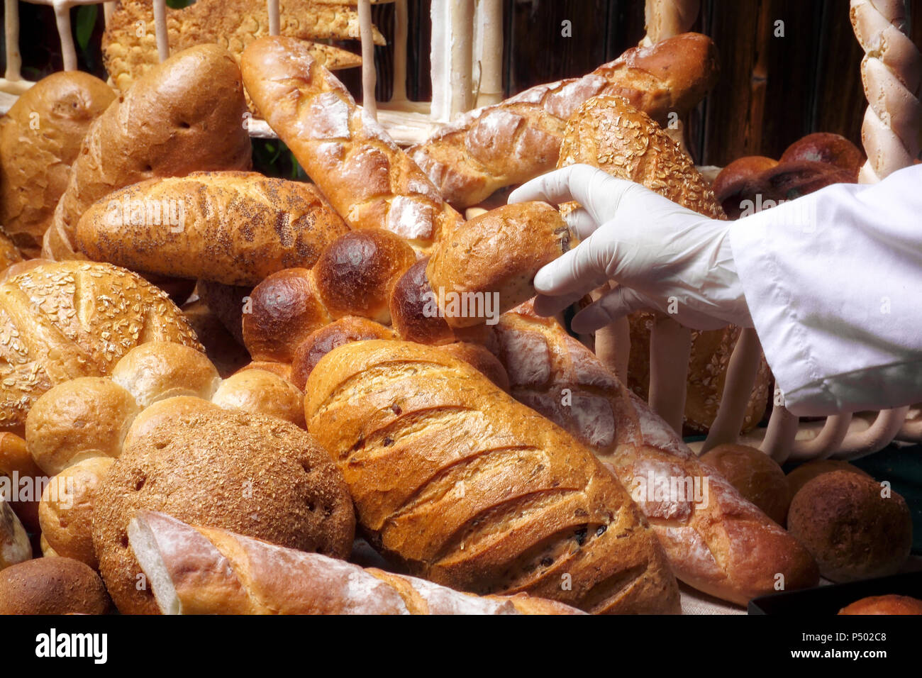 Una immagine di una varietà di tipi di pane e capo Foto Stock