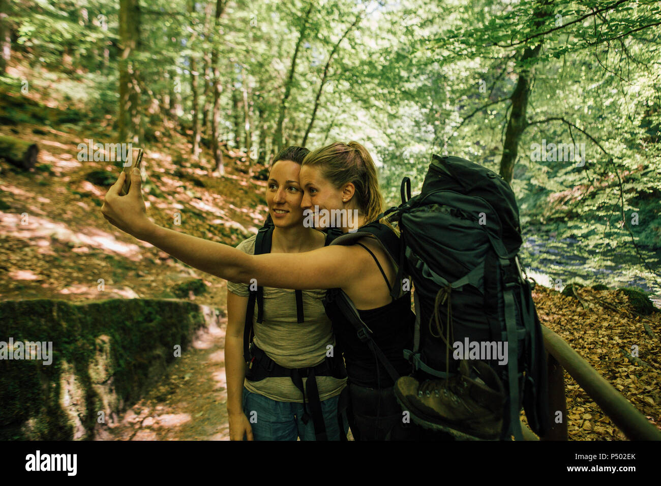 Due giovani donne su un escursionismo viaggio prendendo un selfie Foto Stock