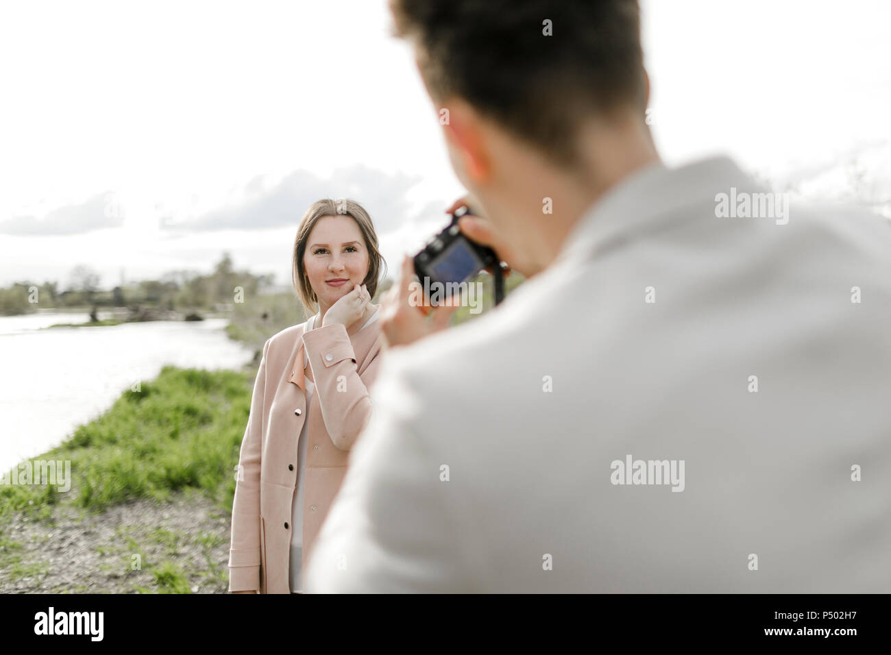Giovane uomo prendendo la foto della sua fidanzata con la fotocamera Foto Stock