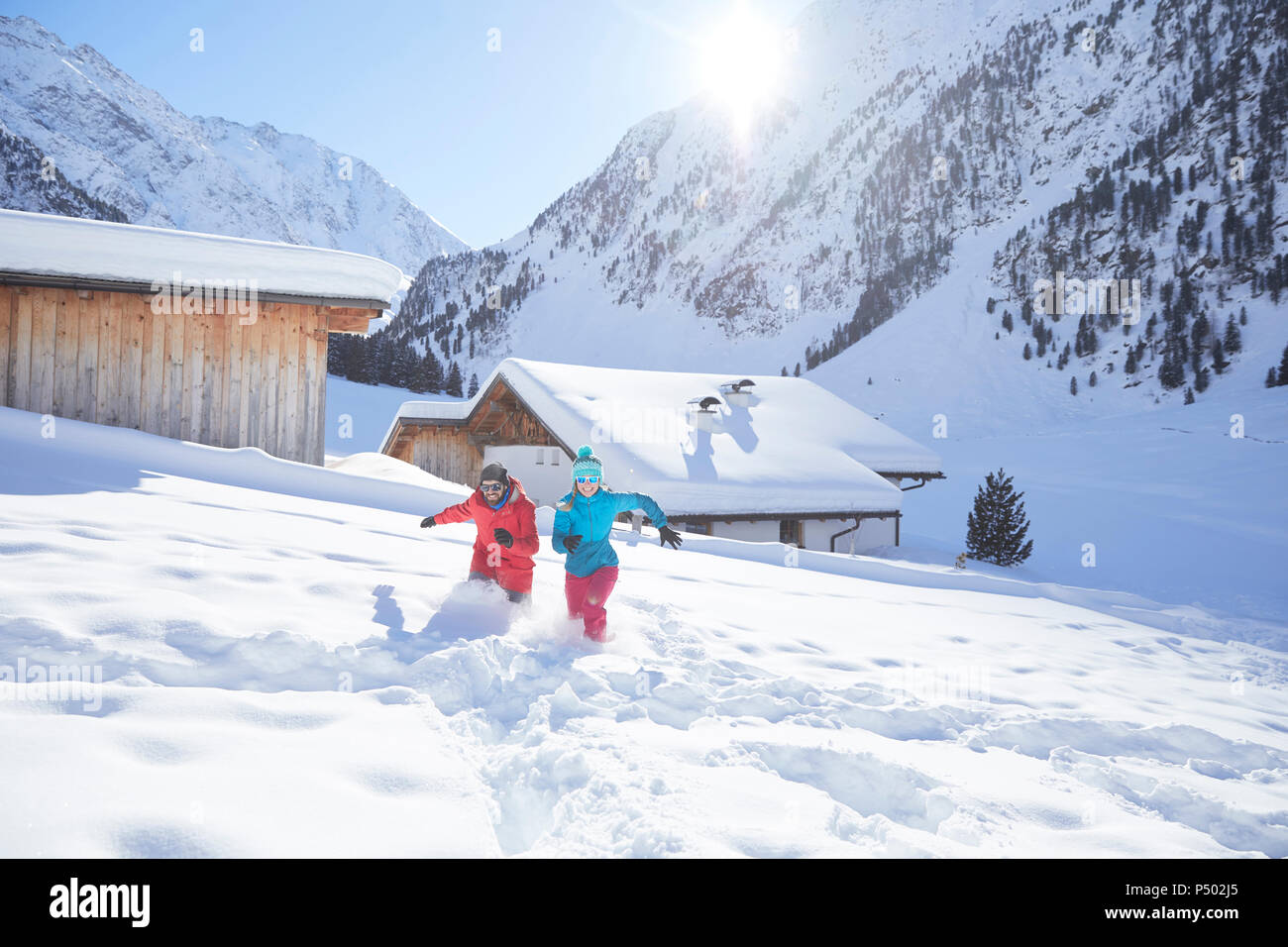 Attivo giovane divertendosi nel paesaggio innevato Foto Stock