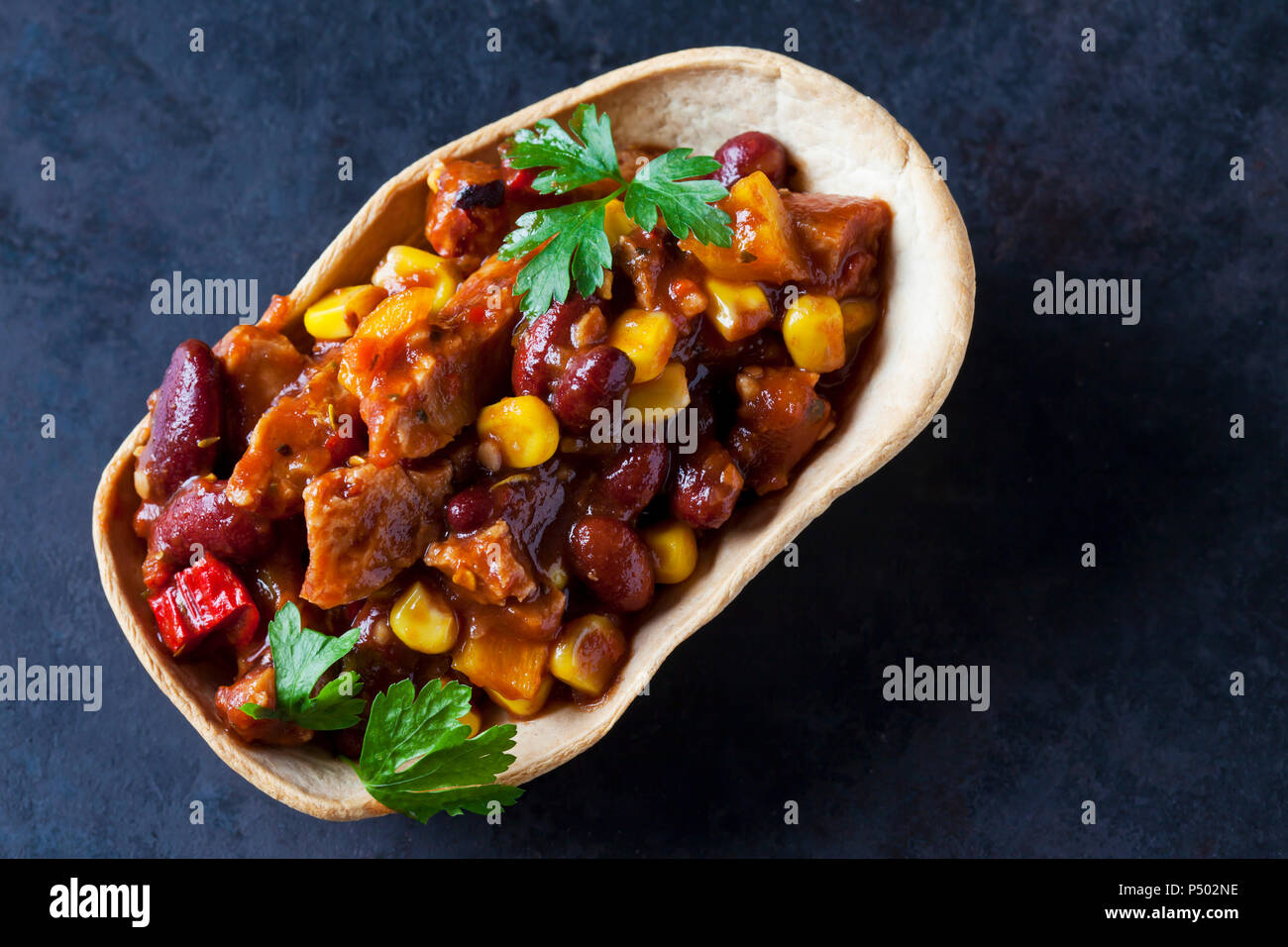 Chili vegetariano con carne di soia tagliati a strisce nel recipiente  commestibile Foto stock - Alamy