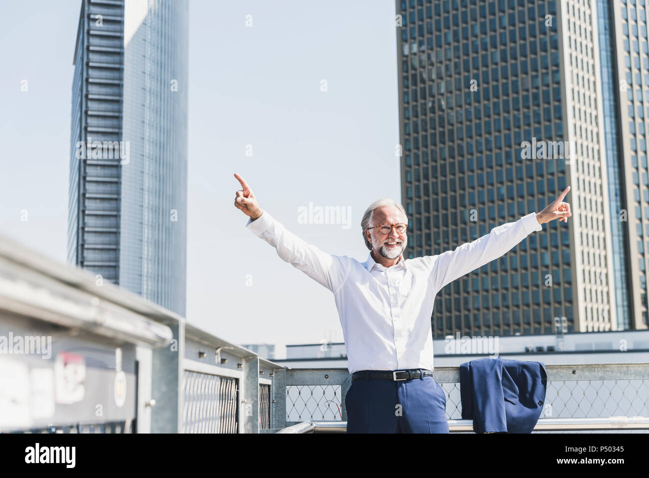 Happy businessman matura il tifo nella città Foto Stock