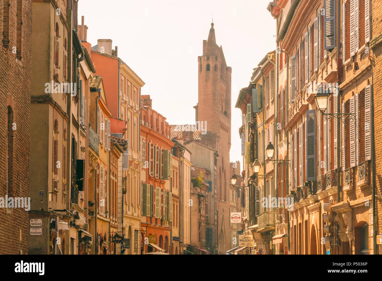 Francia, Haute-Garonne, Tolosa, la città vecchia di vecchie case e la Basilica di Saint Sernin Foto Stock