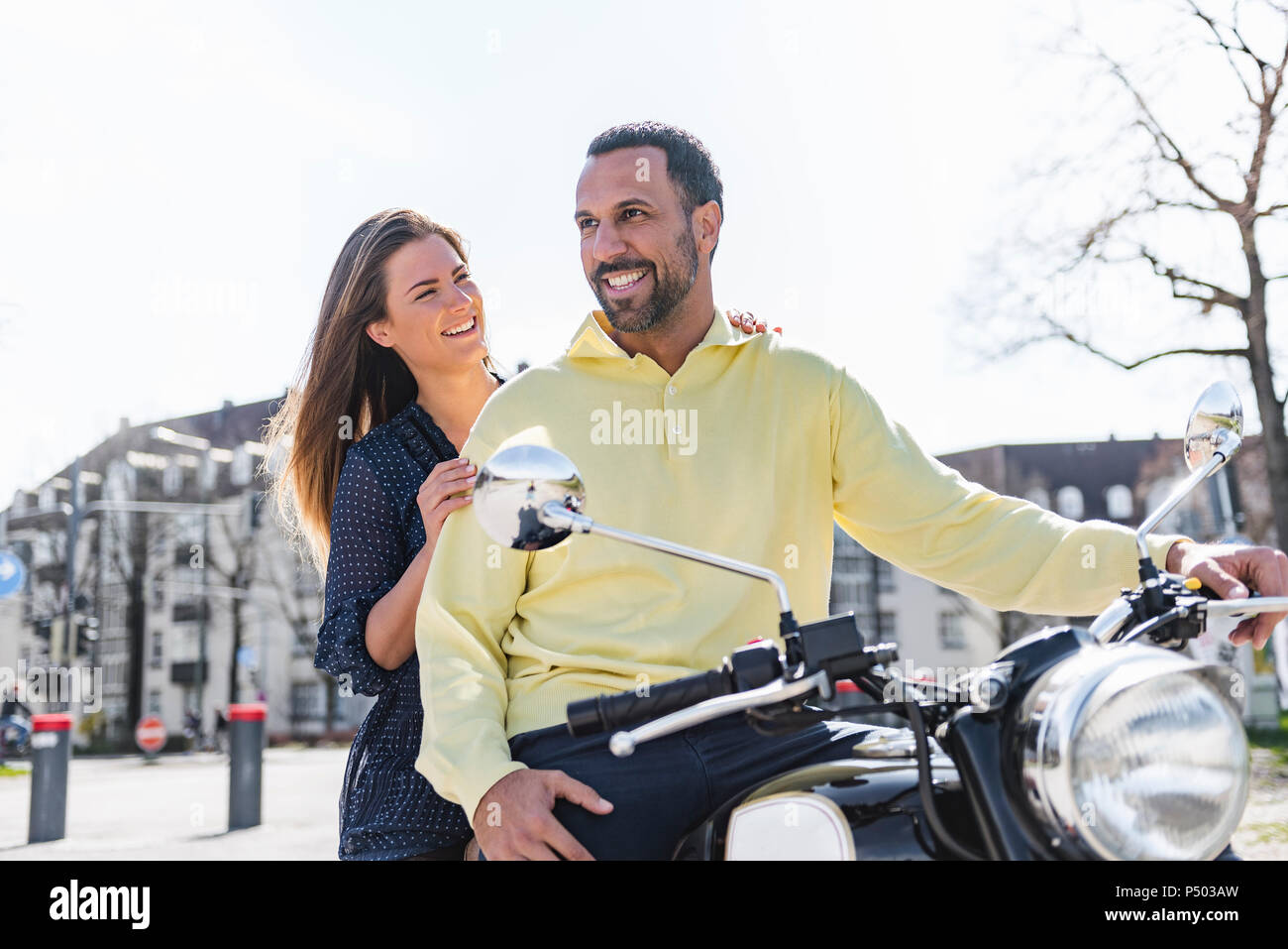 Coppia felice su una moto Foto Stock