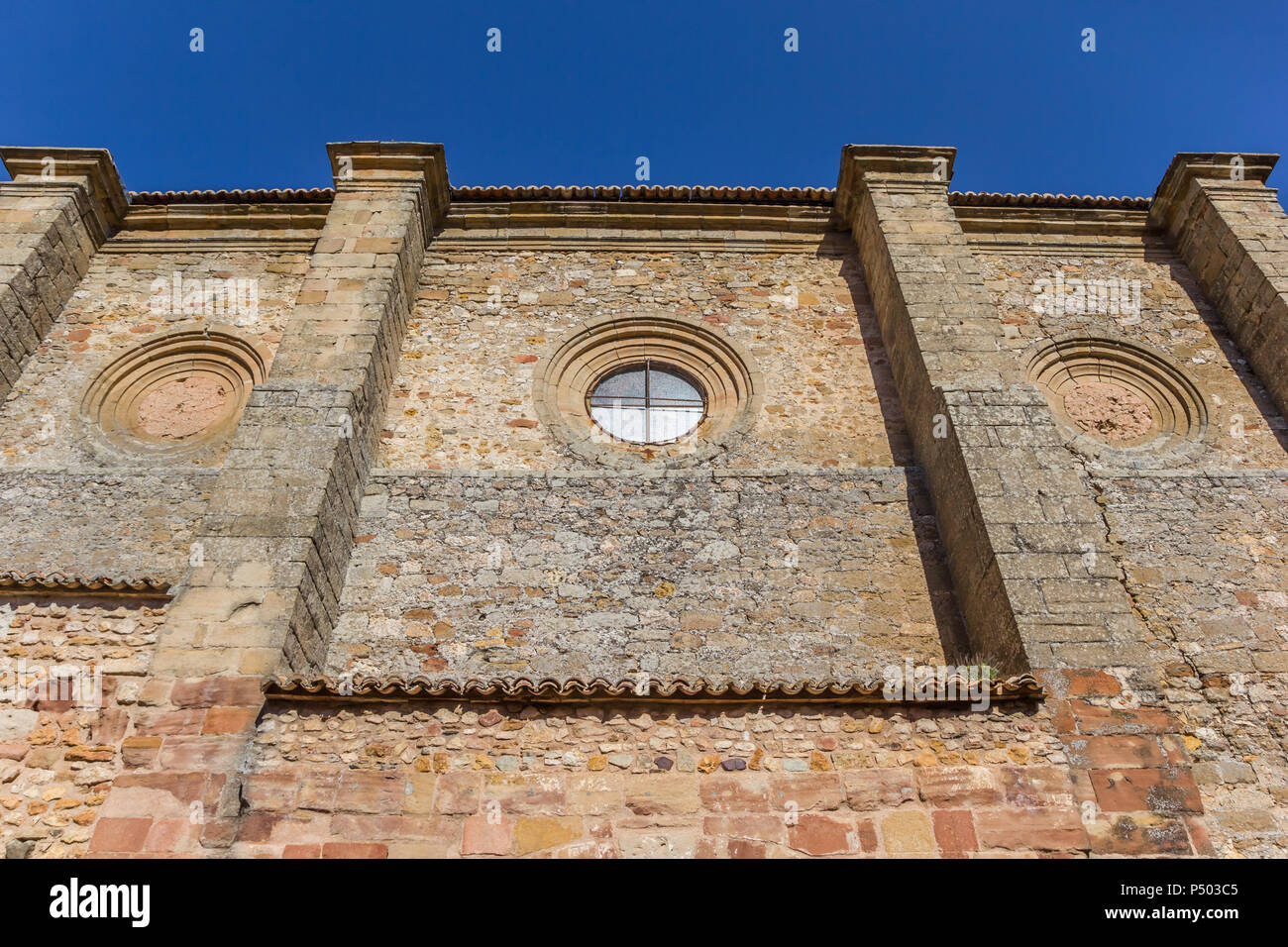 La facciata della chiesa di San Juan Bautista in Atienza, Spagna Foto Stock