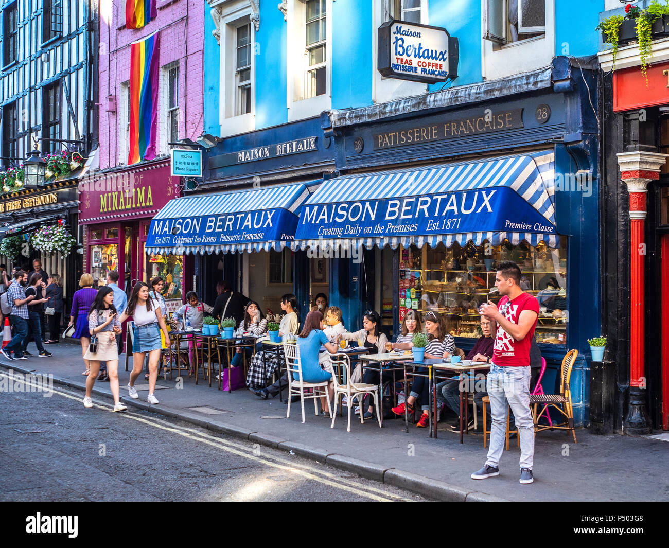 Soho vita, Soho vivere. Maison Bertaux in Greek Street Soho, fondata nel 1871 da Monsieur Bertaux di Parigi, è il più antico negozio pâtisserie di Londra. Foto Stock