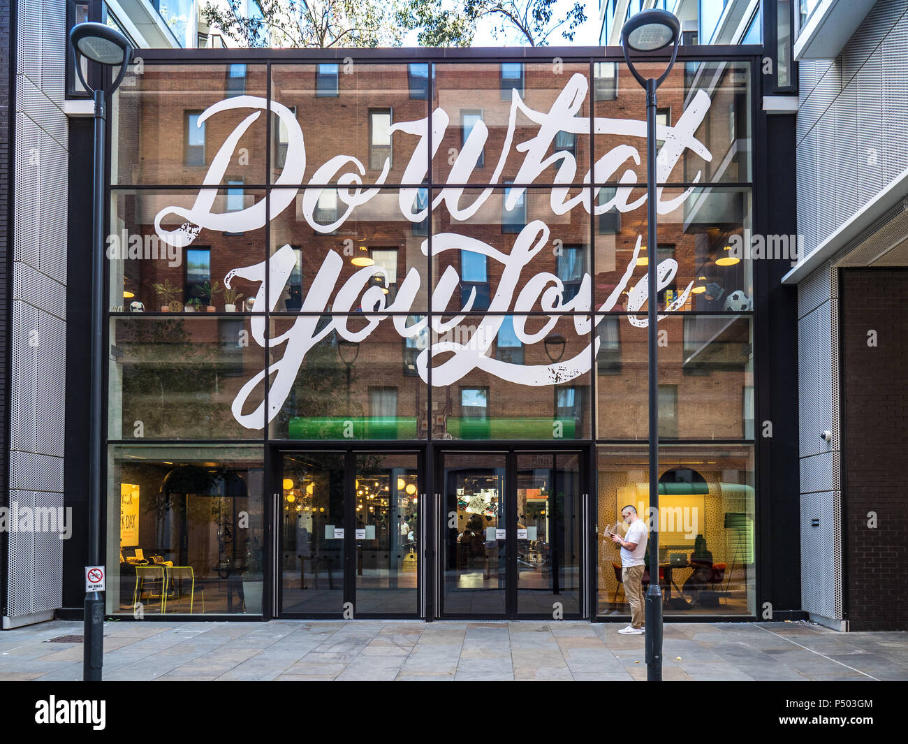 WeWork Londra Hoxton Shoreditch - aree di lavoro collaborative per affitto - ingresso al vecchio WeWork St Shoreditch Foto Stock