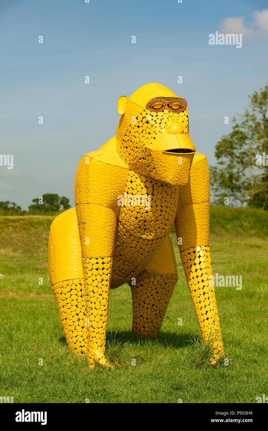 Scultura di gorilla sul display presso il British Lavori in ferro centro di attrazione turistica Foto Stock