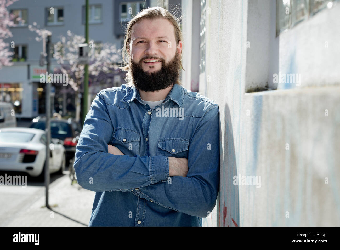 Ritratto di uomo barbuto che indossa il denim shirt Foto Stock