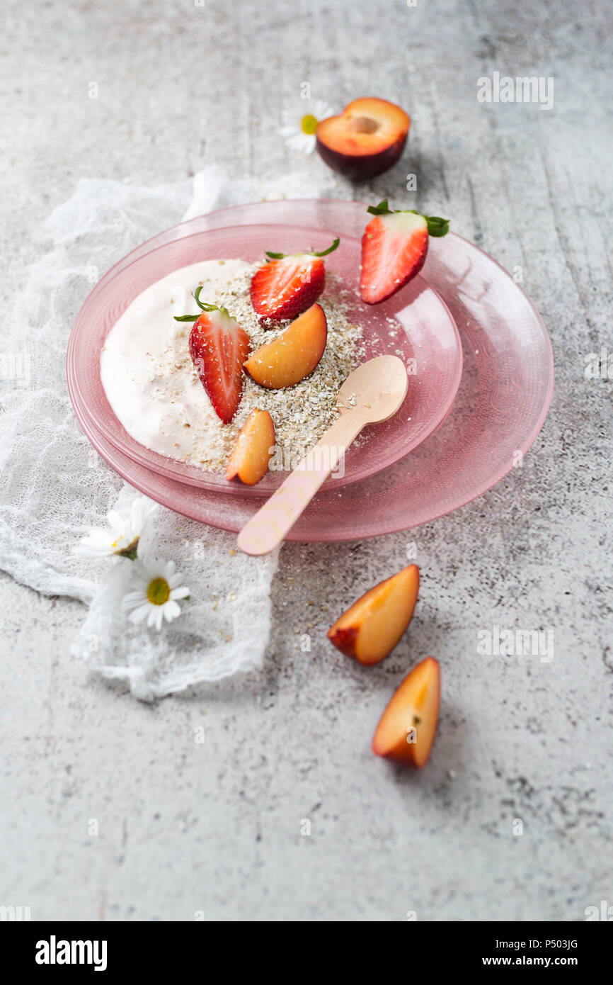 Lo yogurt naturale con semola di grano saraceno, le fragole e le prugne Foto Stock