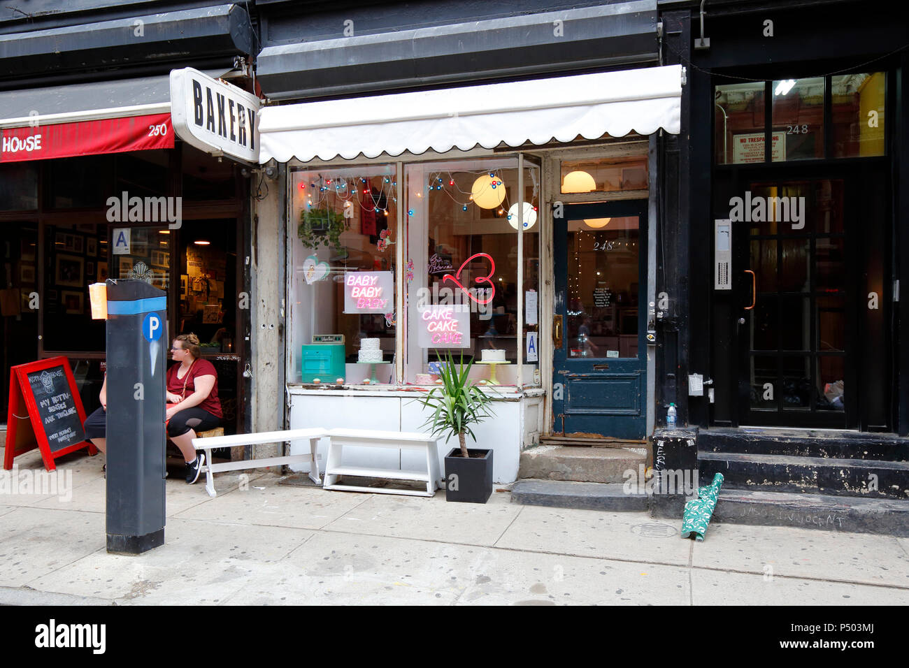 Erin McKenna's Bakery, 248 Broome St, New York, NY. esterno alla vetrina di un vegan e senza glutine forno nel Lower East Side di Manhattan. Foto Stock