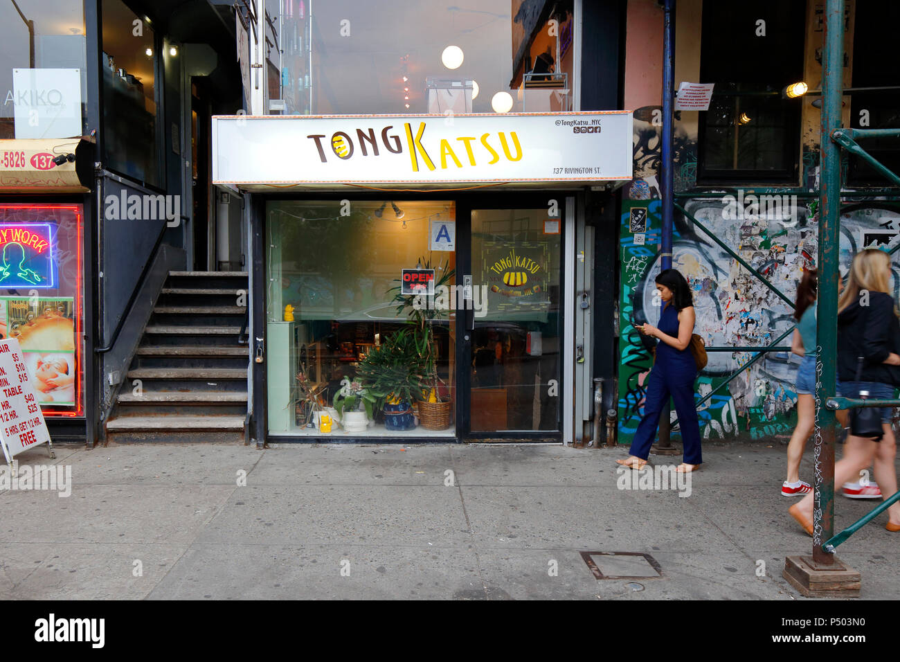 [Storefront storico] TongKatsu, 137 Rivington St, New York, New York. Il negozio esterno di un ristorante giapponese nel lato inferiore orientale di Manhattan Foto Stock