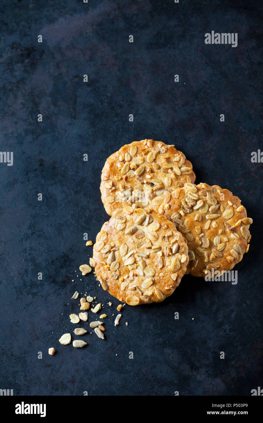 Tre granola cookies sul terreno scuro Foto Stock