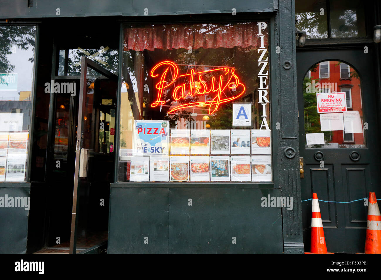 Patsy la Pizzeria, 2287 1° Avenue, New York, NY. esterno alla vetrina di una pizzeria in East Harlem quartiere di Manhattan. Foto Stock