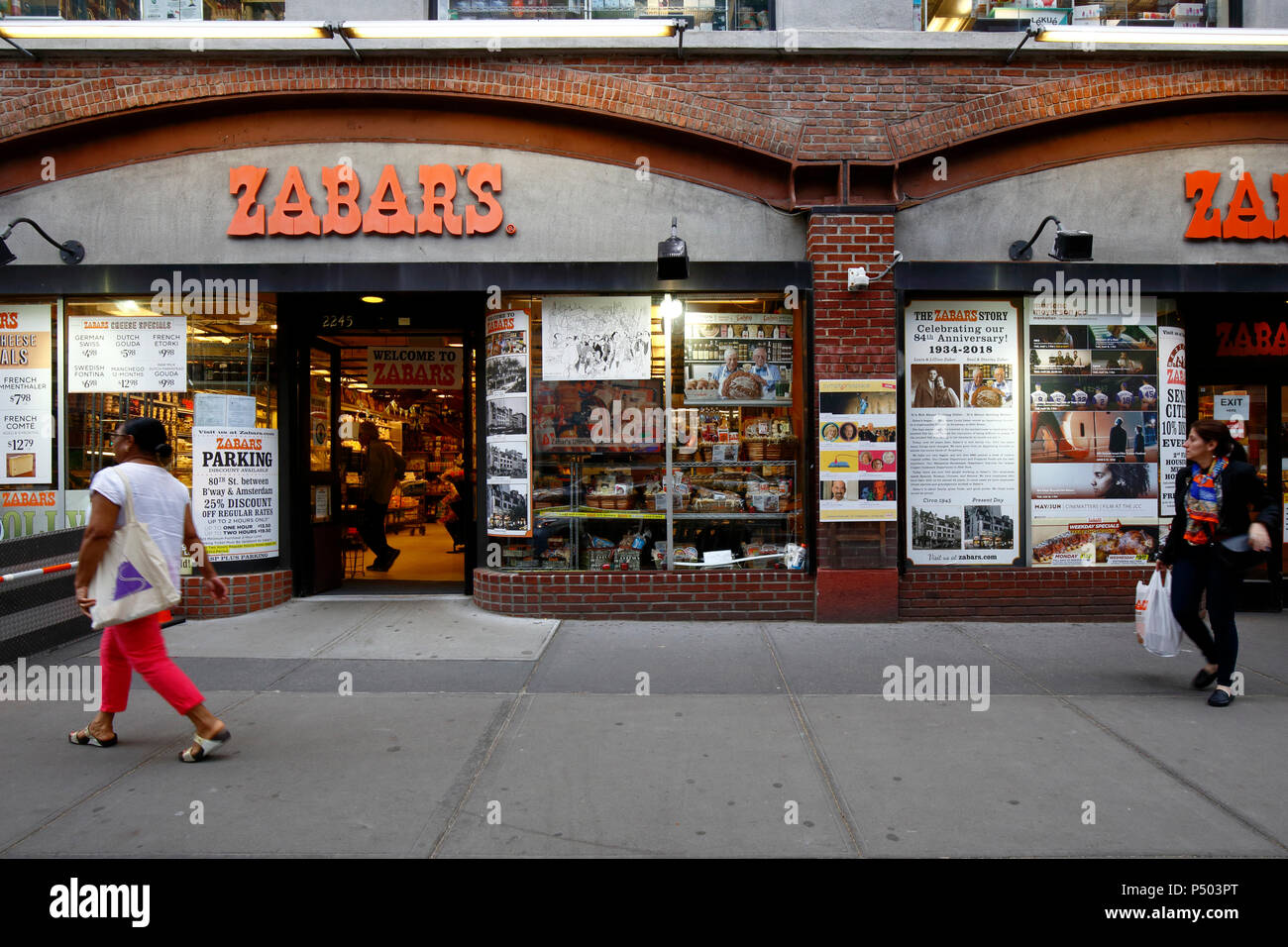 Zabar, 2245 Broadway, New York, NY. esterno alla vetrina di un supermercato gourmet nella Upper West Side di Manhattan. Foto Stock