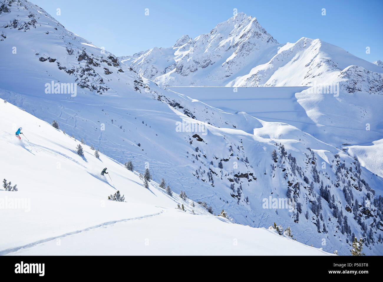 Austria, Tirolo, Kuehtai, giovane sci nel paesaggio invernale Foto Stock