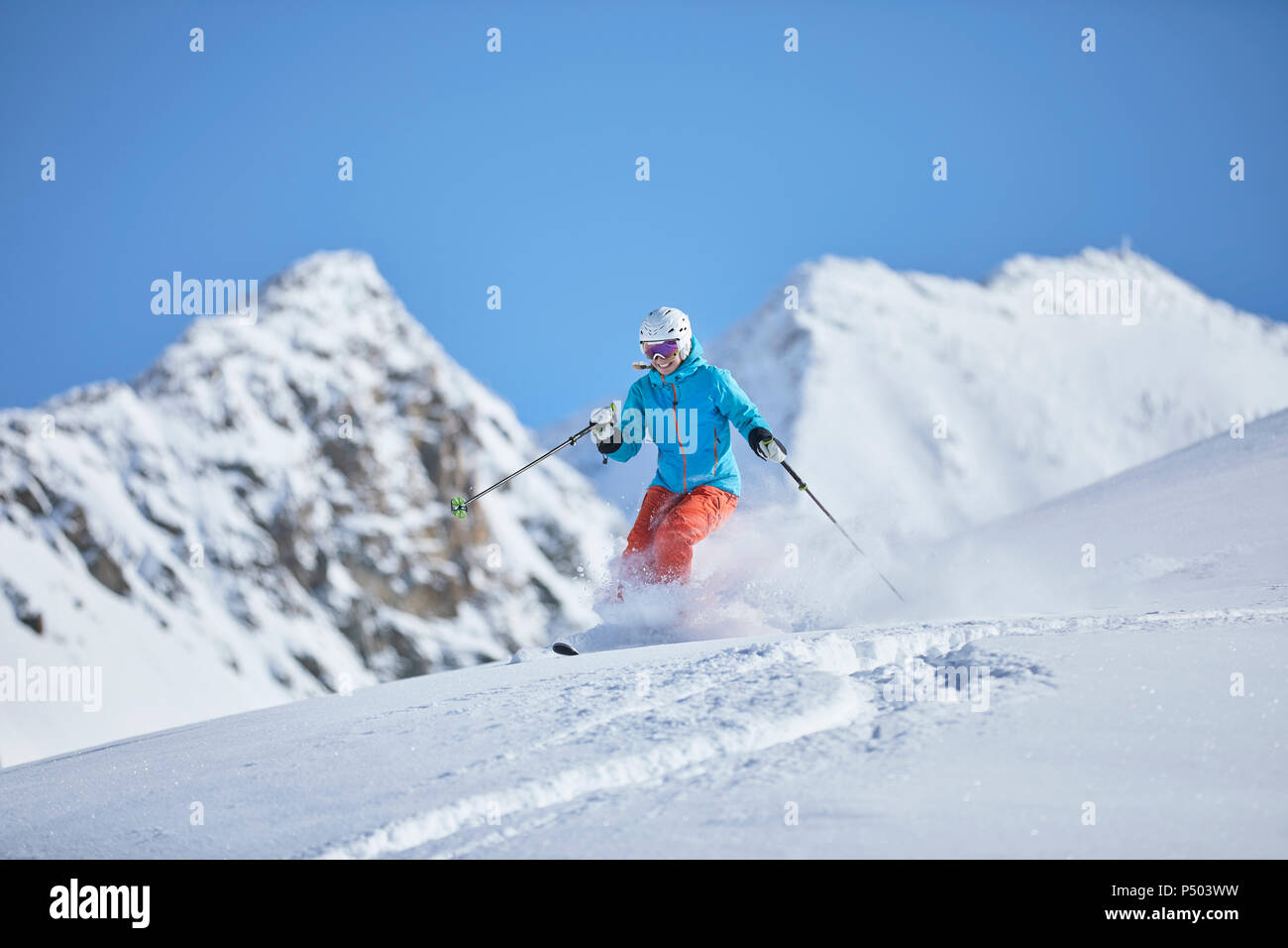 Austria, Tirolo, Kuehtai, donna sci nel paesaggio invernale Foto Stock