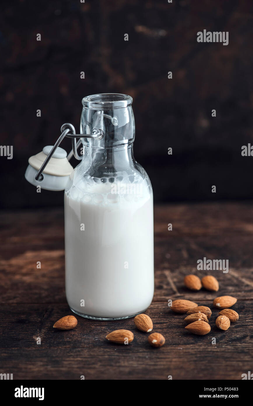 Latte di Mandorla in swing top bottiglia Foto Stock
