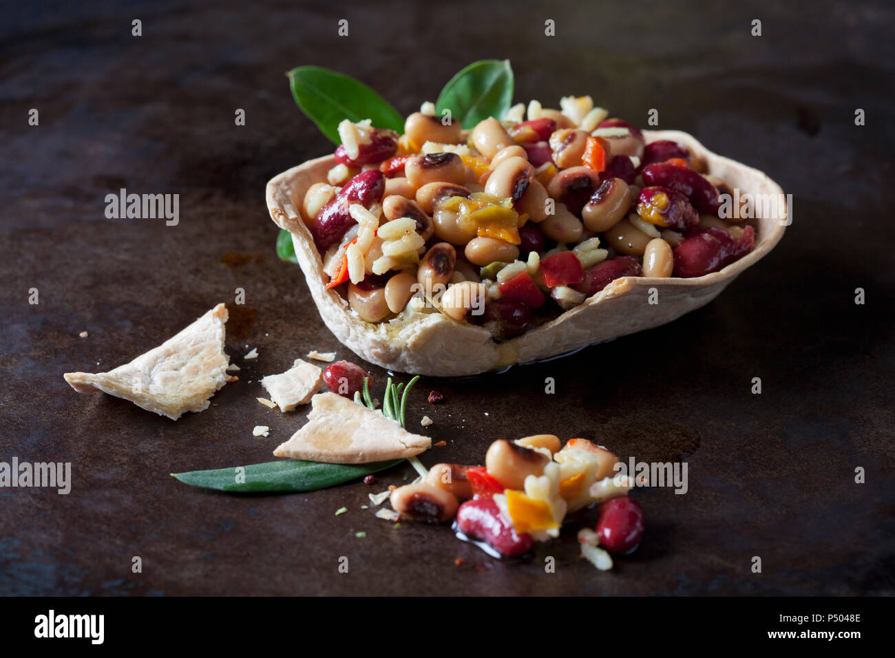 Il greco insalata di fagioli nel recipiente commestibile Foto Stock