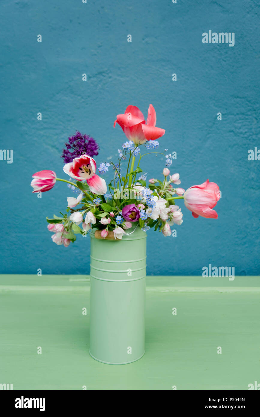 Vaso con bouquet di fiori, porro blossom, dimenticare-me-non, tulip Foto Stock