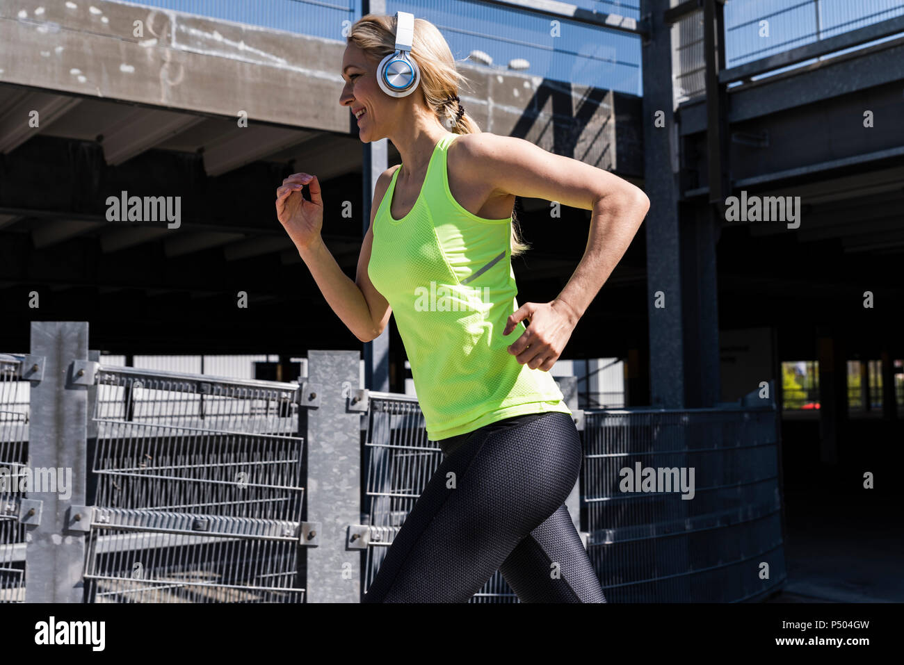 Donna jogging in città Foto Stock