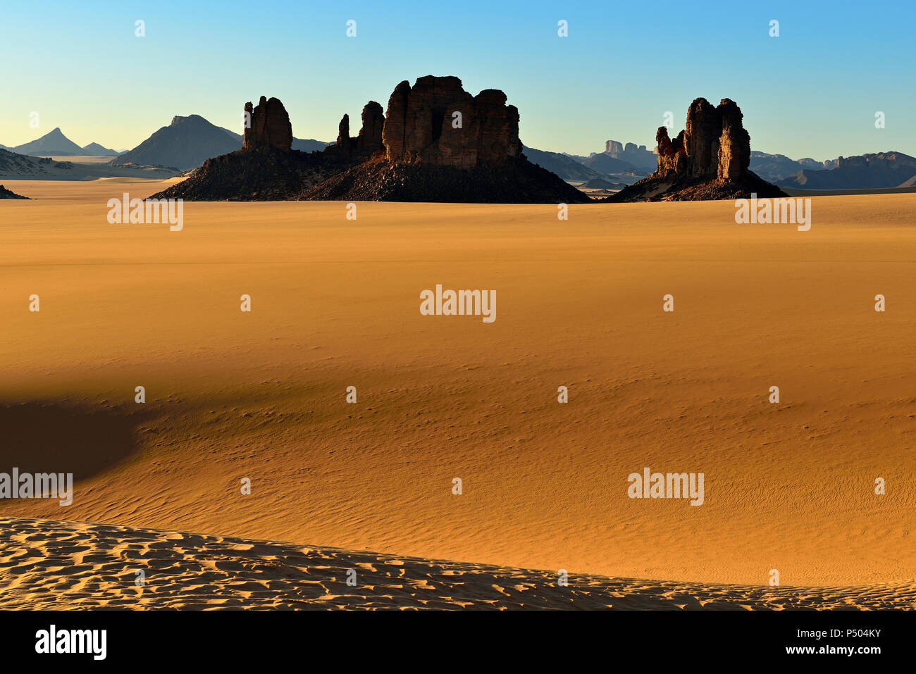 Africa, Algeria, Sahara, del Tassili N'Ajjer National Park, Tadrart, torrioni di roccia e le dune di sabbia in Tiou Tatarene Foto Stock