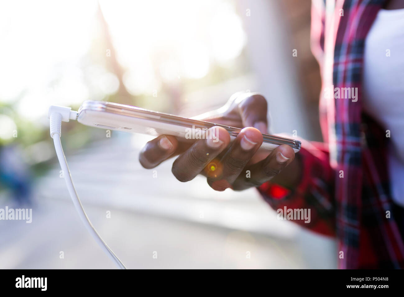 Donna di mano azienda smartphone, close-up Foto Stock