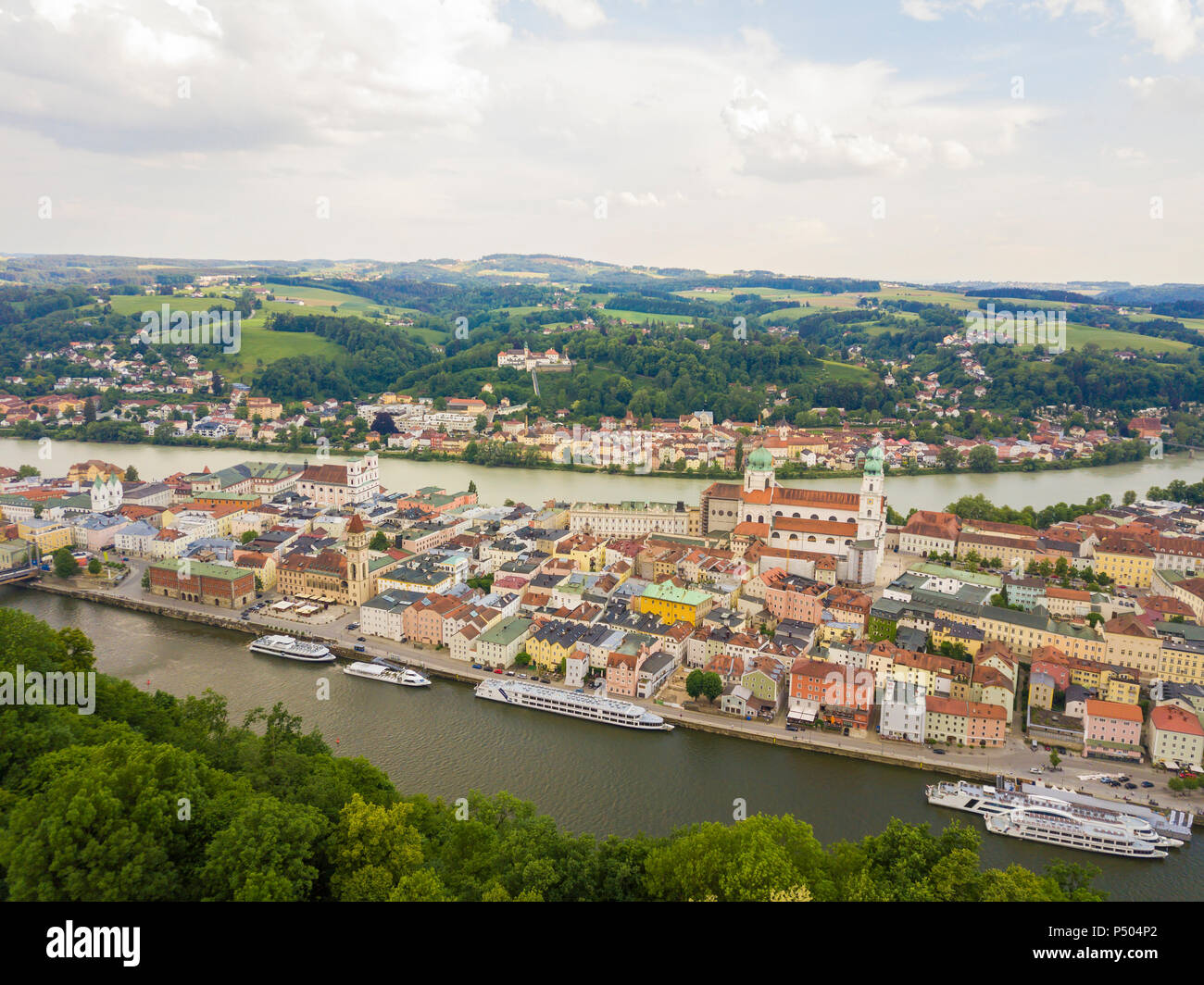 In Germania, in Baviera, Passau, città dei tre fiumi, vista aerea del Danubio e del fiume Inn Foto Stock