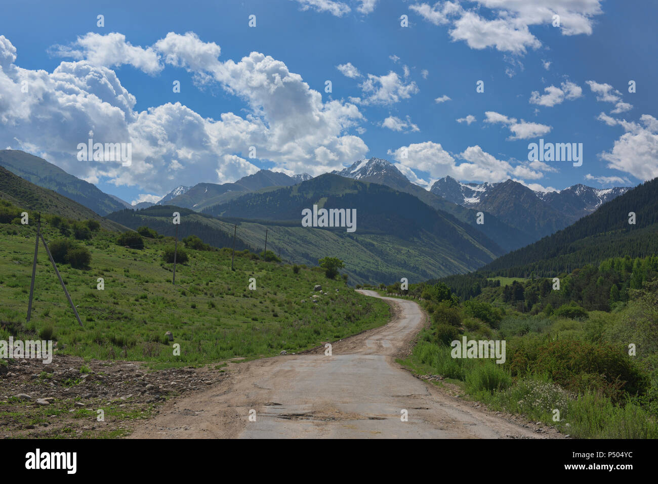 Strada nelle montagne Tian Shan, Karakol, Kirghizistan Foto Stock